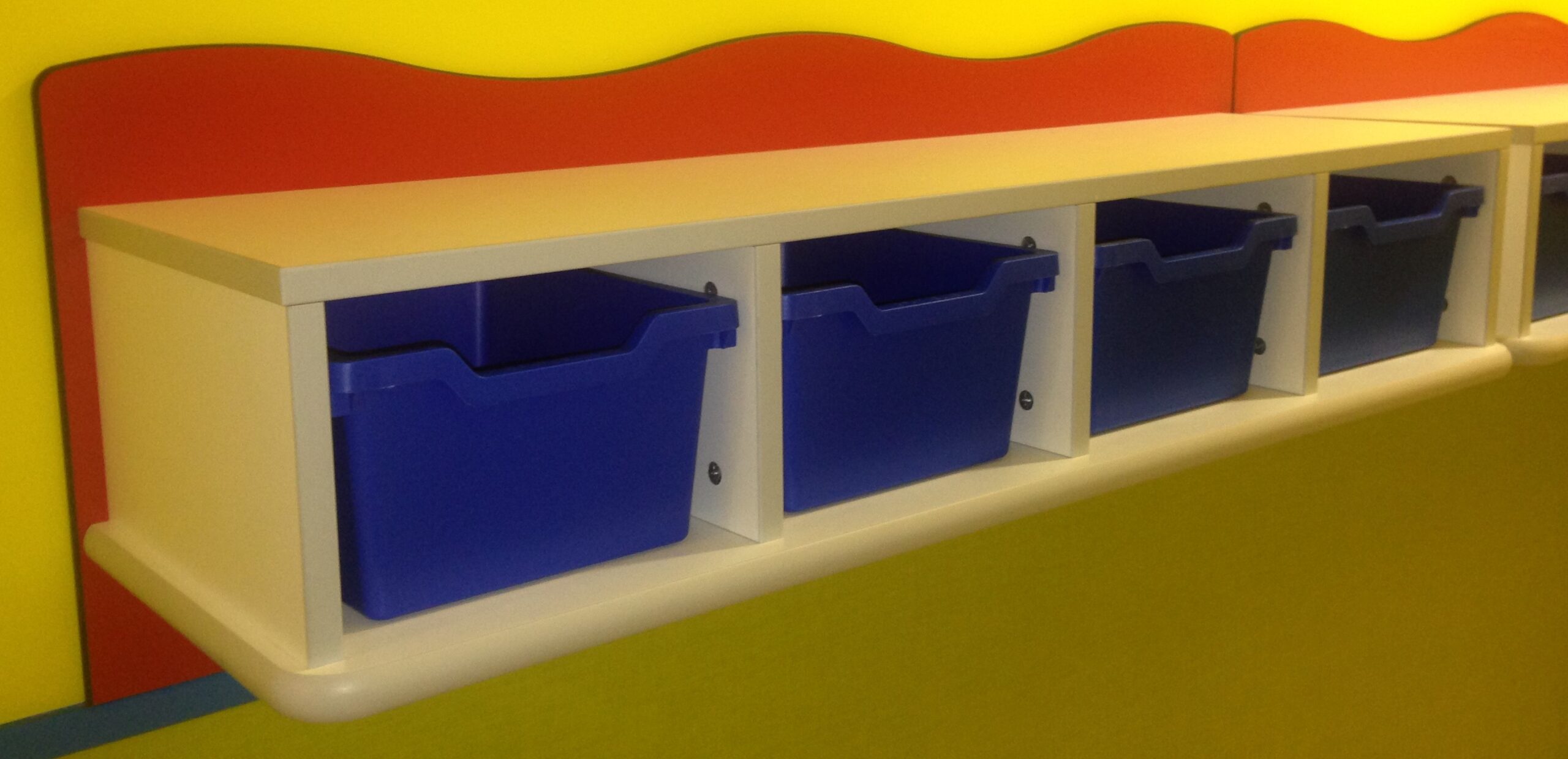 Perchero con gavetas