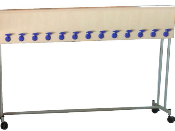 Perchero móvil con estructura metálica