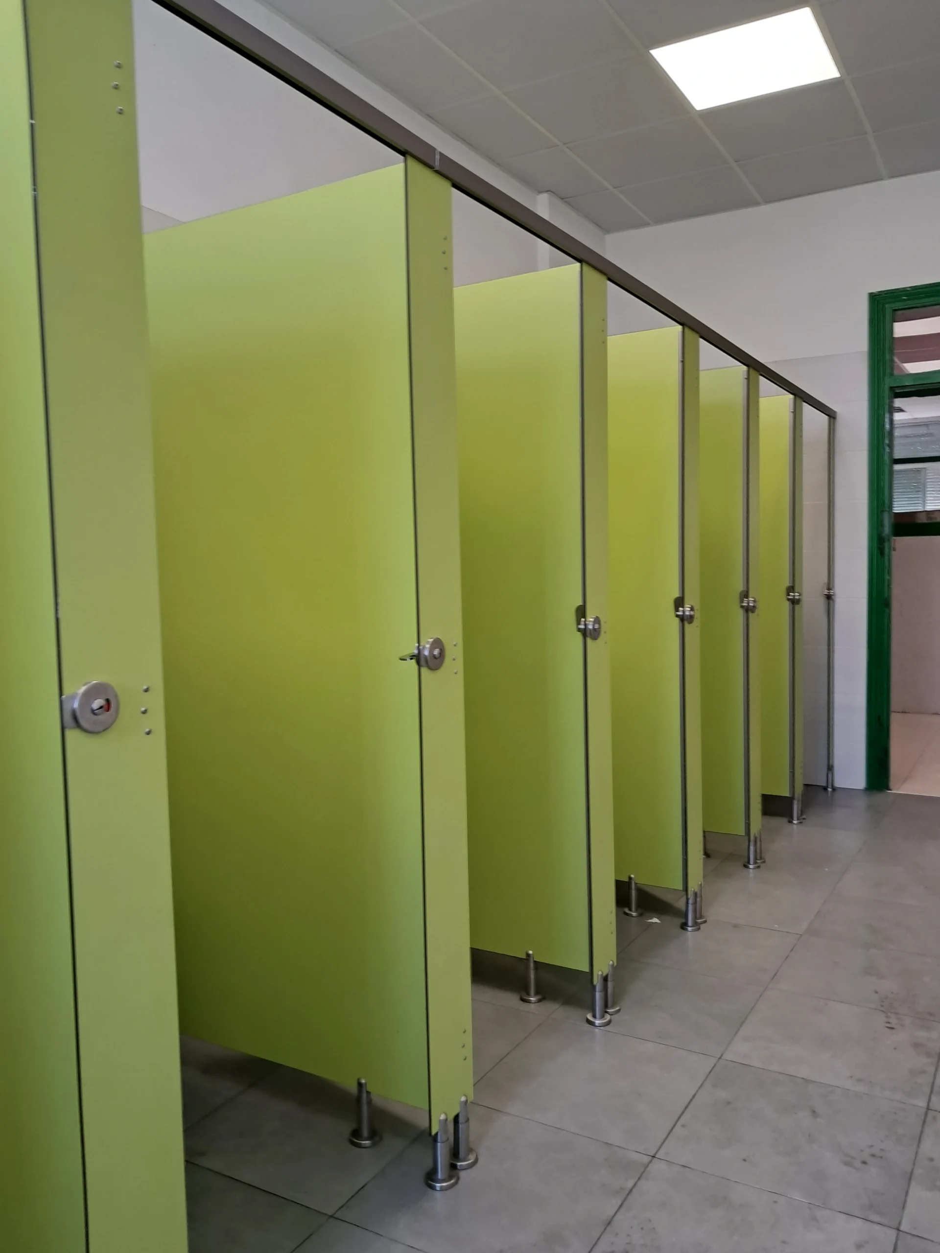 baños de compacto para colegios 