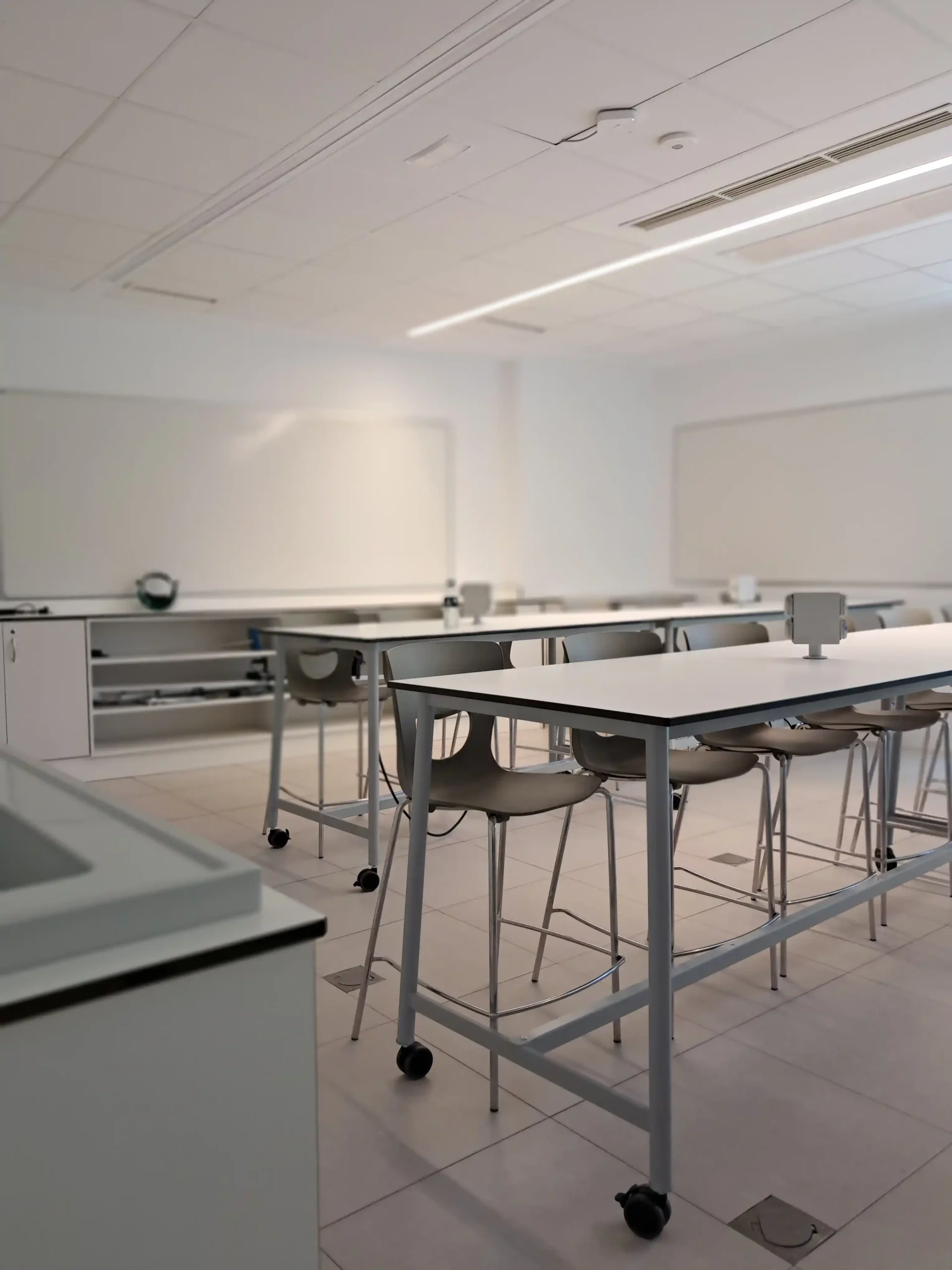 mesa alta para laboratorio escolar